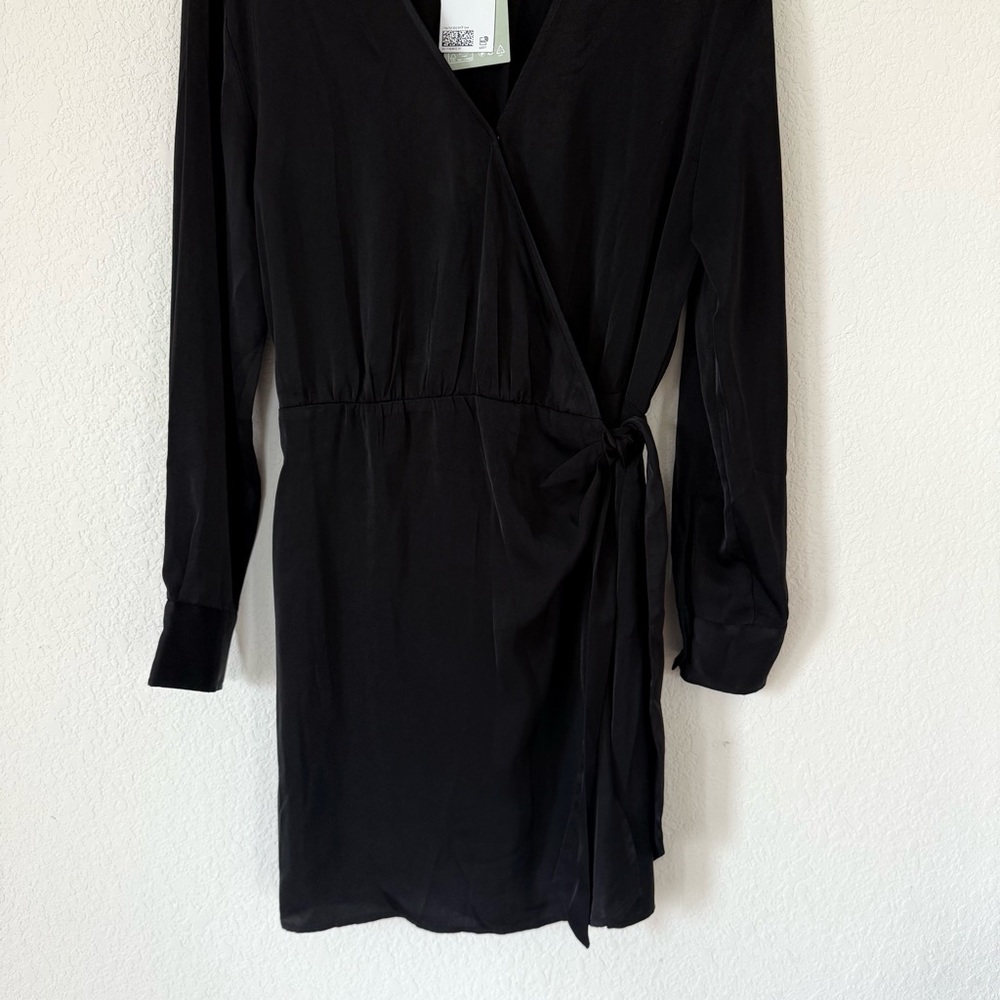 H&M • Jet Black Long Sleeve Notched Collar Dress - Picture 3 of 5
